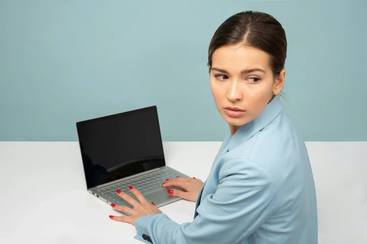 Person am Laptop in einer modernen Kanzlei – Symbolbild für Arbeitgeberattraktivität