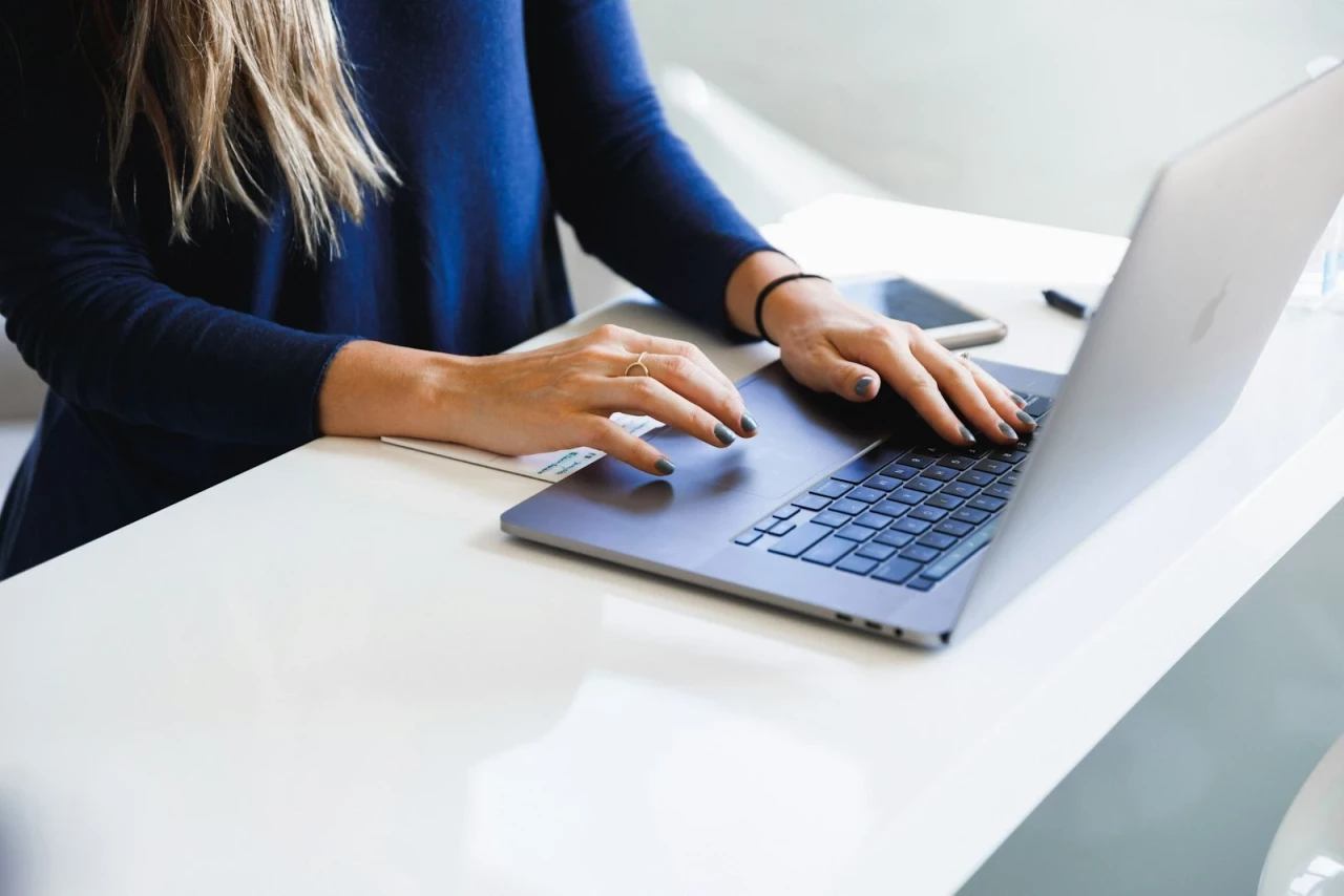 Person am MacBook – Symbolbild für geförderte Beratung in der Steuerkanzlei